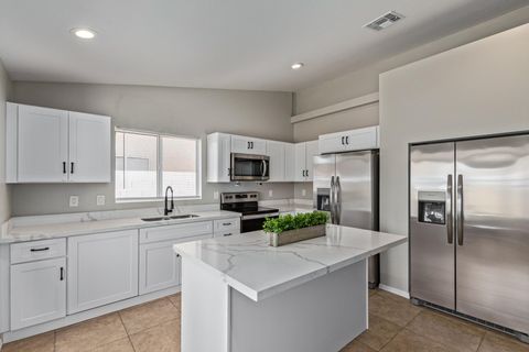 Spacious, Cozy Room in Clean Phoenix Home – Prime Location Near 91st Ave & Thomas! Close to Shopping, Dining, and Transit. Move-In Ready, Act Fast! (id. 2487)