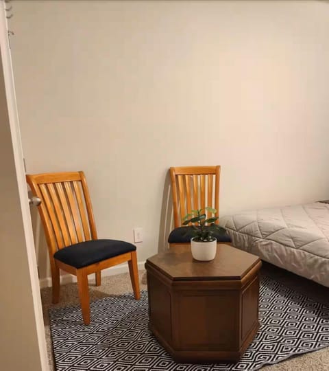 Room with KING SIZE Bed+Full Washroom-Dawsonville (id. 32433)