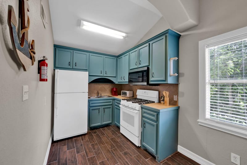 Rare 2‑Room Home  | Own Private Bath, Desk + TV, Laundry & No Move‑In Fee! (id. 14272)