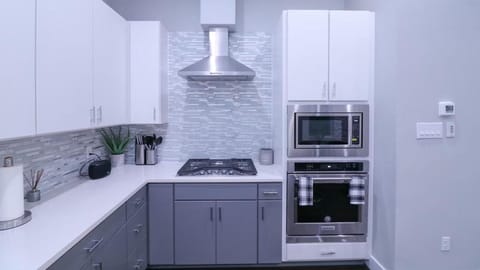 4Story Rooftop Townhouse Near Downtown (id. 41552)