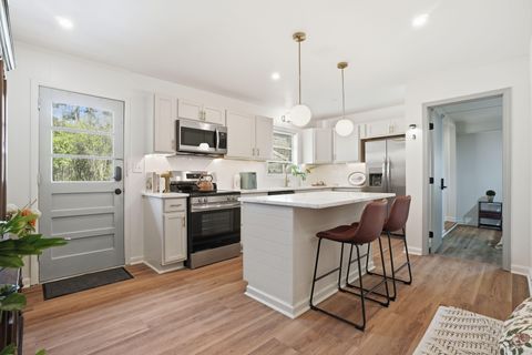 Bonita Living | Top-Rated Host | Newly Renovated | Furnished Rooms w/ TV & Wi-Fi | Kitchen, Laundry, Parking, Central Area with Game Room in the Basement | Safe, Quiet, Move-In Ready (id. 30323)