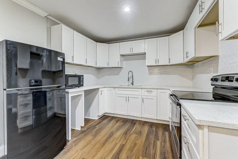 roommates in Undisclosed, Jacksonville, FL 32211 Newly-renovated & spacious Jacksonville Home on large lot (id. 4292) - cirtru.com