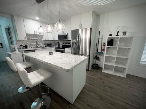 Modern New Smyrna Room • Mins from Beach, Shops, Supermarkets & More (id. 14763)