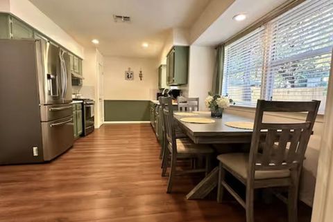 Very near Downtown Austin House with plenty of spacious,  modern and comforting. (id. 12443)