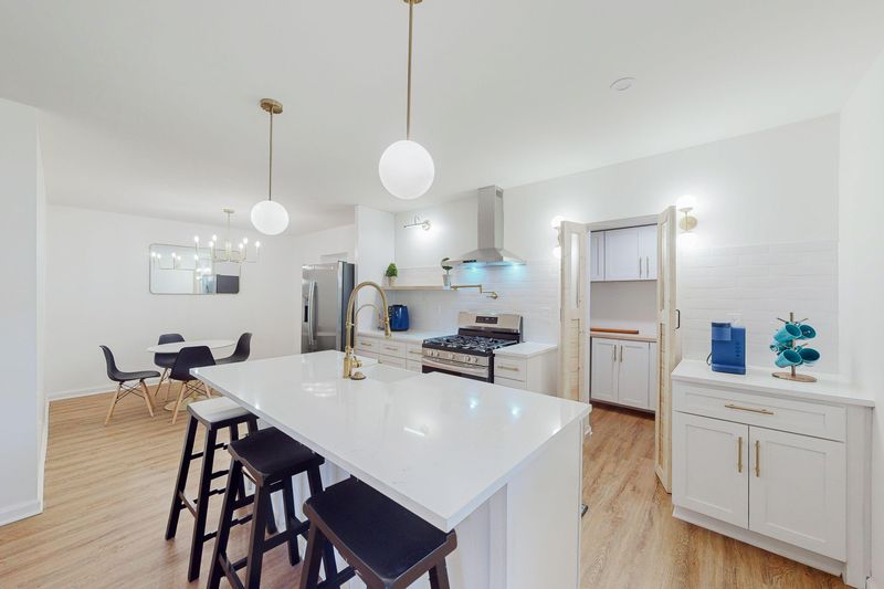 Valencia | Top-Rated Host | Newly Renovated | Furnished Rooms w/ TV & Wi-Fi | FREE USE OF Kitchen, Laundry & Parking | Safe, Quiet, Move-In Ready
East Lake Decatur House, beautiful equipped kitchen, quiet and dining area! (id. 8911)
