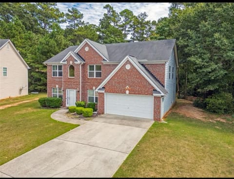 Stockbridge House with Dining area. Beautiful & spacious, smart TVs, in quiet neighborhood (id. 10091)