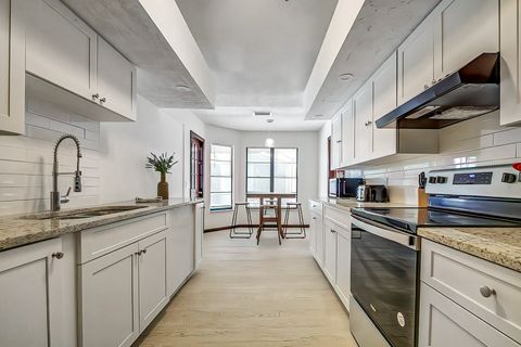 Spacious POOL HOUSE With Large Bedrooms and a Wonderful Outdoor Seating Area (id. 4482)
