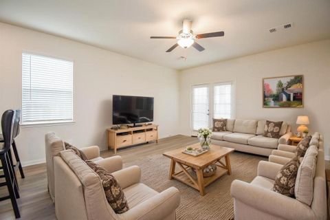 Top Katy Hotspots! Peaceful, Private, and Priced Right. Close to i10, Grand Pkwy, & 290 (id. 9637)