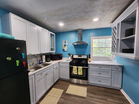 Modern & comfortable Newnan House ready for you to call "home". (id. 7976)