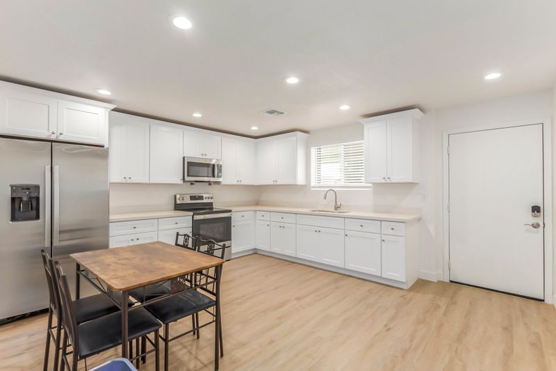 roommates in Undisclosed, Phoenix, AZ 85017 Phoenix House with Dining area. Spacious & beautiful (id. 3069) - cirtru.com