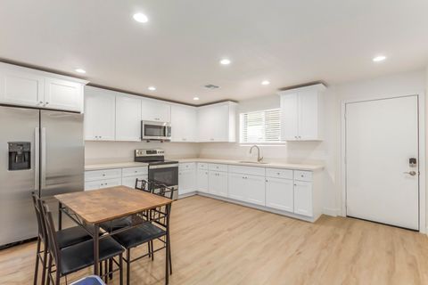 Phoenix House with Dining area. Spacious & beautiful (id. 3069)