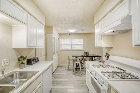 East Riverside - Oltorf Gem | Near St. Edwards, ACC, Lady Bird Lake & Downtown Austin (id. 32088)