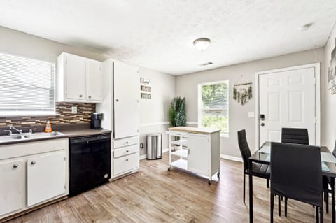 roommates in Undisclosed, Douglasville, GA 30134 Spacious & Stylish Home | Quiet Cul-de-Sac Living  |  3 Spacious Bedrooms with TVs  Free Wi-Fi |  Monthly Cleanings Included  Grocery Store Just 1 Mile Away |  Minutes to Downtown Douglasville (id. 19977) - cirtru.com