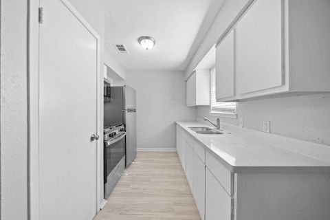 Spacious & Cozy Houston Home | Fully Furnished, Secure, and Convenient | Free Wi-Fi , Monthly Cleanings , and Bus Stops Within Walking Distance (id. 4724)