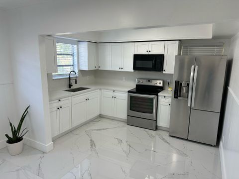 MOVE INTO YOUR HOLLYWOOD HOME TODAY! Renovated Hollywood Home | 1 Block to Transit | Culture Living (id. 24901)