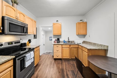 roommates in Undisclosed, Jacksonville, FL 32244 Super Host - Steps From Blanding and  Timuquana! 
 Renovated • Clean • Convenient 
EN-SUITE BATHROOMS Each Room Includes a TV, Mini Fridge, Desk, and More! (id. 37296) - cirtru.com