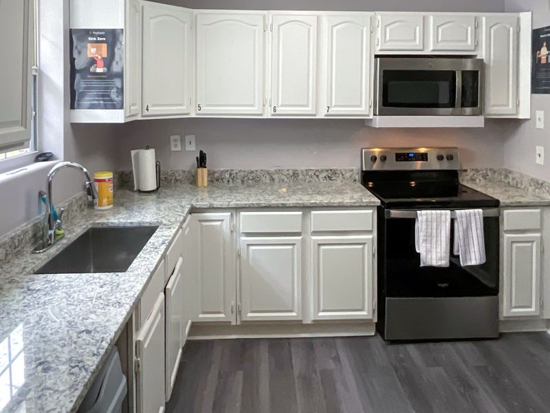 Newly-renovated & high-quality Jacksonville House with Patio or porch (id. 2801)