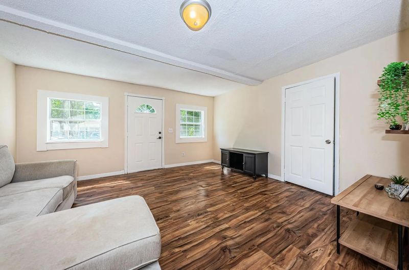 Live in Southeast Seminole Heights a neighborhood with charm and character.  Large open front yard. (id. 14659)