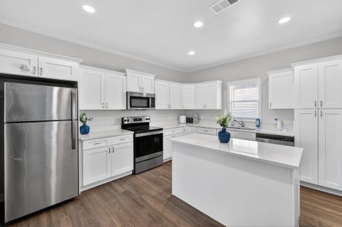 Modern Co-Living in St. Pete |  Free Utilities & Fast Wi-Fi |  Close to Transit, Shopping, & More! |  Security System |Secure, Private Furnished Rooms  | Private Parking (id. 28945)