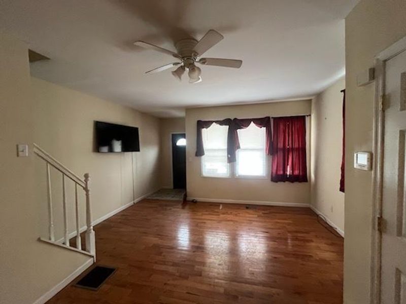 Live in west oak lane , less than a mile from Cheltenham mall Plaza (id. 30753)