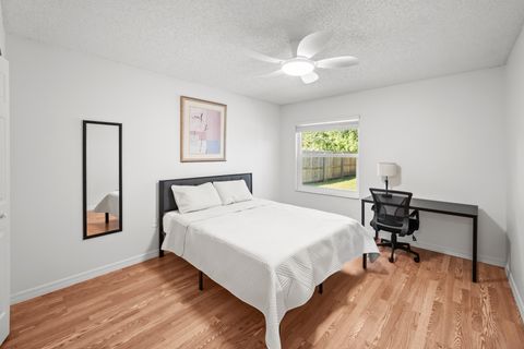 Private, fully furnished room in a clean, quiet Palm Coast home with all utilities included — ideal for working professionals. (id. 17208)