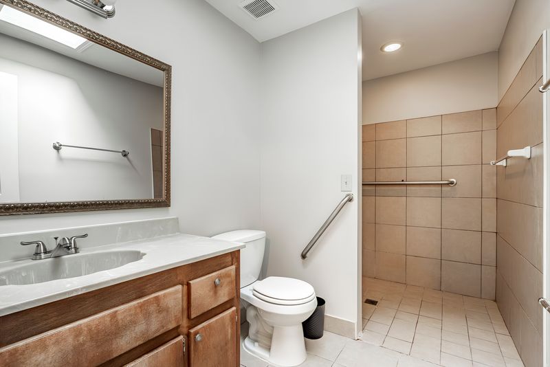 CLEAN AND QUIET HOUSE  LOTS OF PRIVACY FREE AMENITIES ℹ PROFESSIONAL SUPER HOST  LOTS OF PARKING WE ARE HERE TO HELP Move-in Fee Waived‼ (id. 8235)