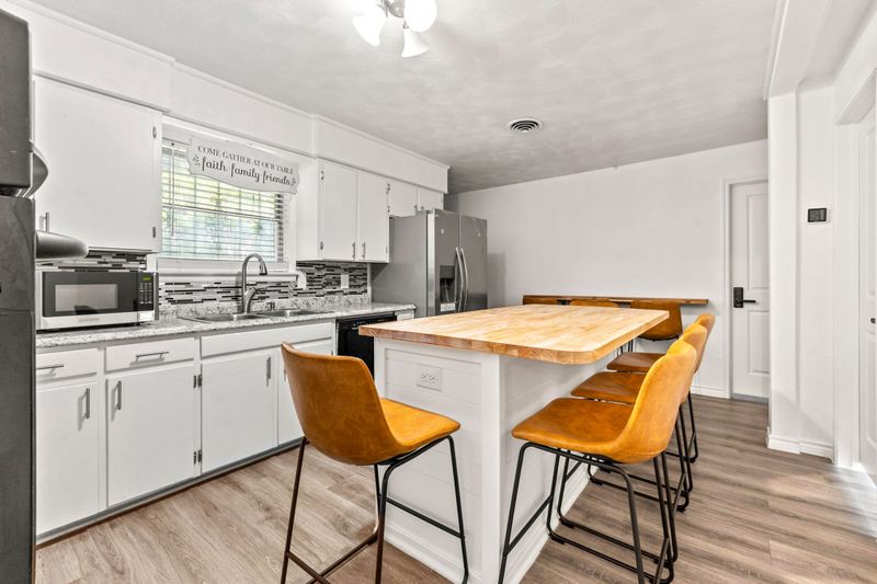 roommates in Undisclosed, Dallas, TX 75241 Cozy & newly-renovated Dallas House with electronic bedroom door locks and professional cleaner (id. 5239) - cirtru.com