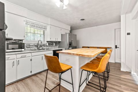 Cozy & newly-renovated Dallas House with electronic bedroom door locks and professional cleaner (id. 5239)