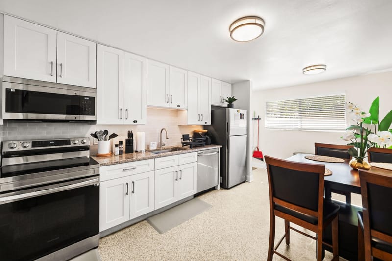 Newly renovated. Live with only 2 roomates. Great location! Attentive host (id. 46995)