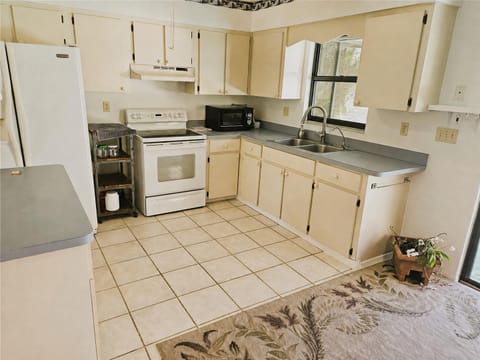 Live in a quiet Port Charlotte neighborhood, less than a 10-minute drive from Charlotte Sports Park (id. 38329)