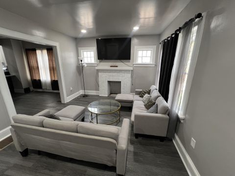 roommates in Undisclosed, Decatur, GA 30032 Comfortable & newly-renovated Decatur House with Living room (id. 4562) - cirtru.com