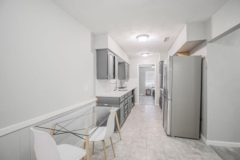 roommates in Undisclosed, Dallas, TX 75216 Newly & Spacious renovated home, Comforts rooms with Queen bed,  High -Speed Wifi,  work space with Kitchen supply available. (id. 20828) - cirtru.com