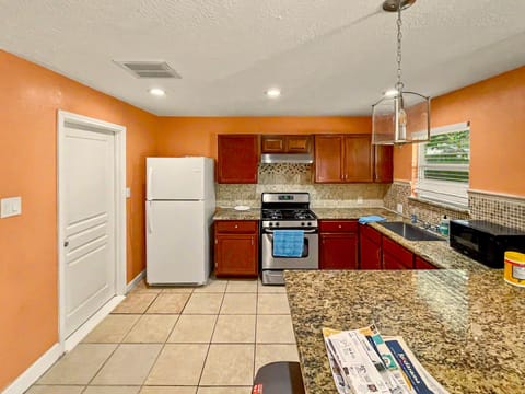 Modern Sharpstown Home – Renovated 2022, 1 Block to Transit, 1 GB Fiber Internet (id. 12872)