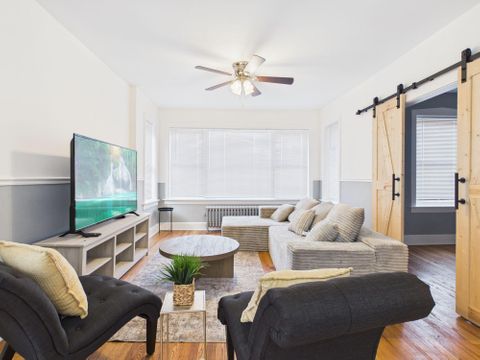 Live in South Shore nice Quiet Block 5 minutes Drive from The Lake Front! (id. 32067)