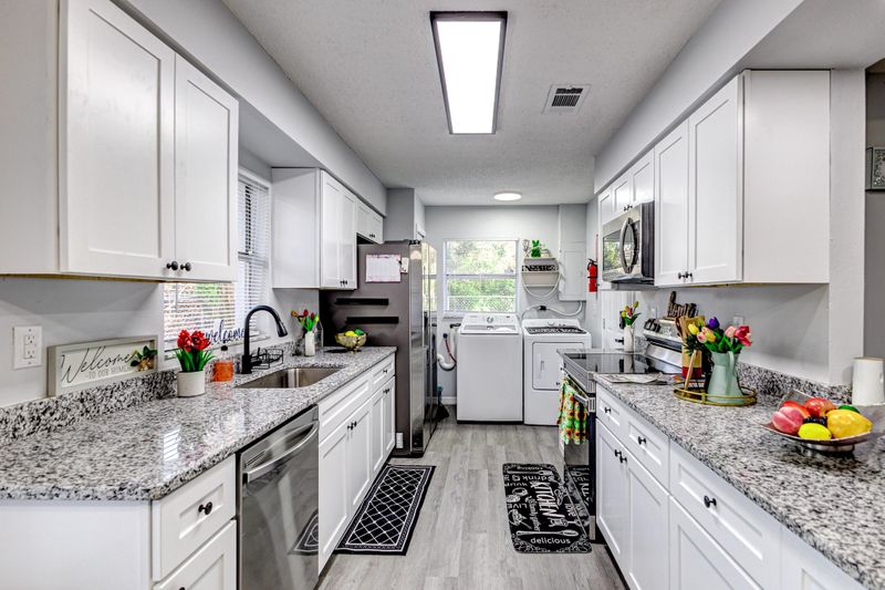 roommates in Undisclosed, Lakeland, FL 33811 Lakeland House with Dining area. Cozy & newly-renovated (id. 9973) - cirtru.com