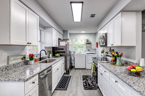 Lakeland House with Dining area. Cozy & newly-renovated (id. 9973)