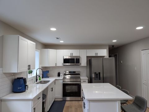Spacious and newly renovated house. Beautifully decorated & modern, waiting for you to call home. (id. 14754)
