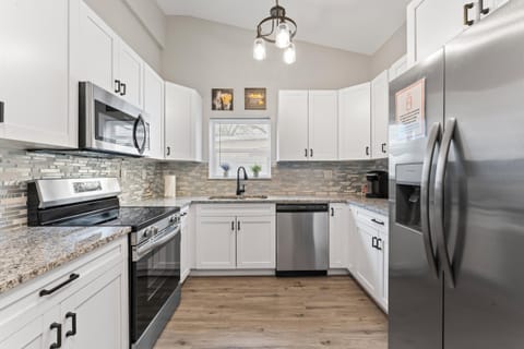 No Move-In Fee • Modern Shared Home with Spacious Rooms (id. 11966)