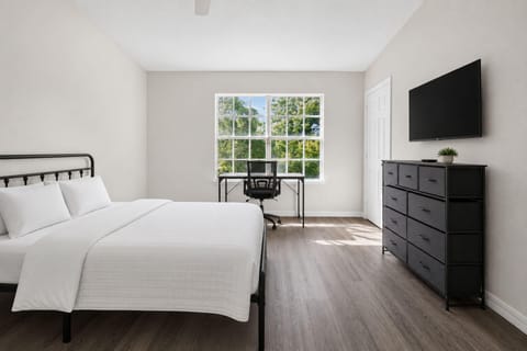 Large Private Rooms with Private Bathrooms in Orlando/Lockhart! Close to Public Transportation! (id. 41758)