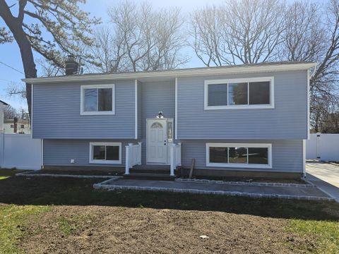 Newly-renovated & high-quality West Babylon Apartment with access to parking (id. 8047)