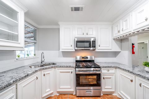 Renovated Houston Co-Living  | Plush Full Bed, Private Bath, Workspace & Laundry (id. 1702)