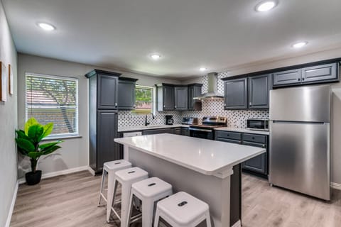 5-Star Rated | Newly Renovated |  4 Min Walk to Bus Stop | Dual Fridges |  Workspace in Every Room |  Monthly Cleaning |  Fully Furnished |  Prime South Dallas Location (id. 17811)