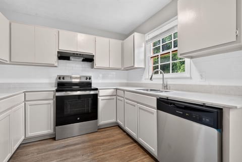 Renovated  Norcross Home  | Monthly Cleaning  | Routine Pest Control  | Nearby   | Top Rated Host (id. 39366)