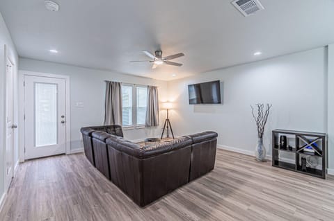 Cedar Crest Home, a 8 minute walk to transit stop Mlk @ Cleveland - S - MB (id. 41382)