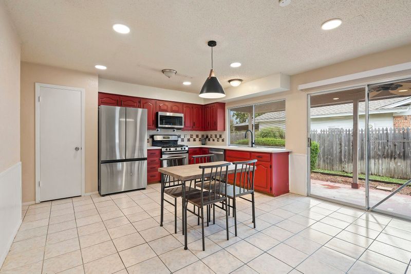 Quiet Property In a peaceful low traffic street. Close to retail locations. Fully stocked kitchen, private backyard and high speed Wifi! (id. 11028)