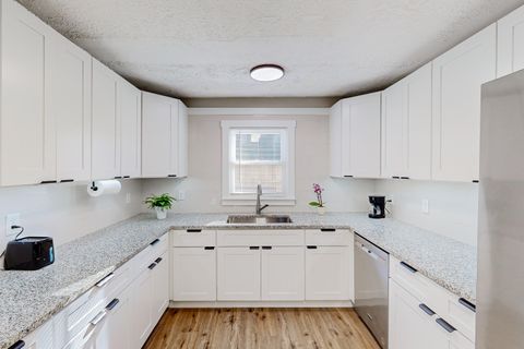 Rare Opportunity to Book This Top‑Rated Stockbridge HomeLarge Spacious First-Floor BedroomsFast High-Speed Wi-FiKeyless EntryWalk to WalmartNear I-675/I-75All Utilities IncludedEasy ParkingLaundry OnsiteProfessionally Cleaned (id. 6140)