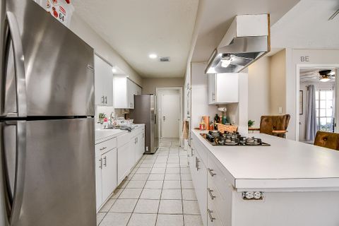 Comfortable & modern House Quiet Neighborhood (id. 1685)