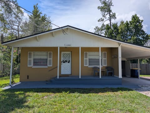 Move into a newly-renovated House today! Comfortable and cozy, this is the perfect place!! (id. 42655)