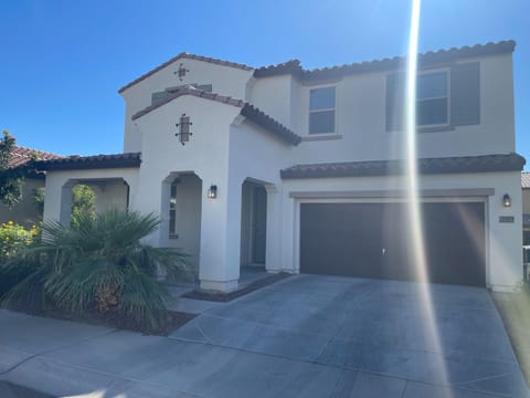 Beautiful, modern, spacious home in Buckeye! Walking distance to Movies and Shopping! (id. 37644)