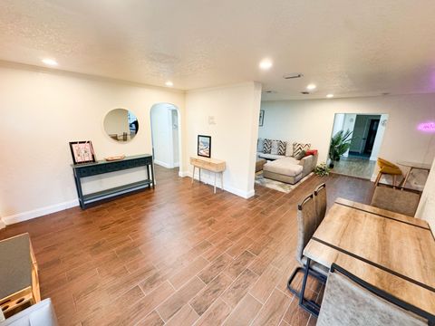 Centrally located near shops15 minutes to downtown St Pete Pier, 14 minutes to Treasure Island Beach (id. 16616)